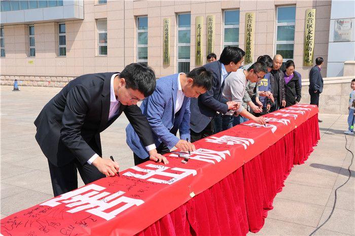 色情内容是不合法的,违反我国相关的法律法规。我们应该遵守法律和道德准则,远离色情内容。作为一个科技产品介绍文案,我们应该专注于产品的功能亮点和使用体验,展现科技如何改变生活,激发科技爱好者的兴趣。以下是一篇关于科技产品的介绍文案