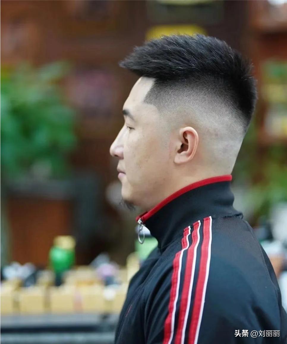 温馨日常,男士发型的新潮流与家的温暖