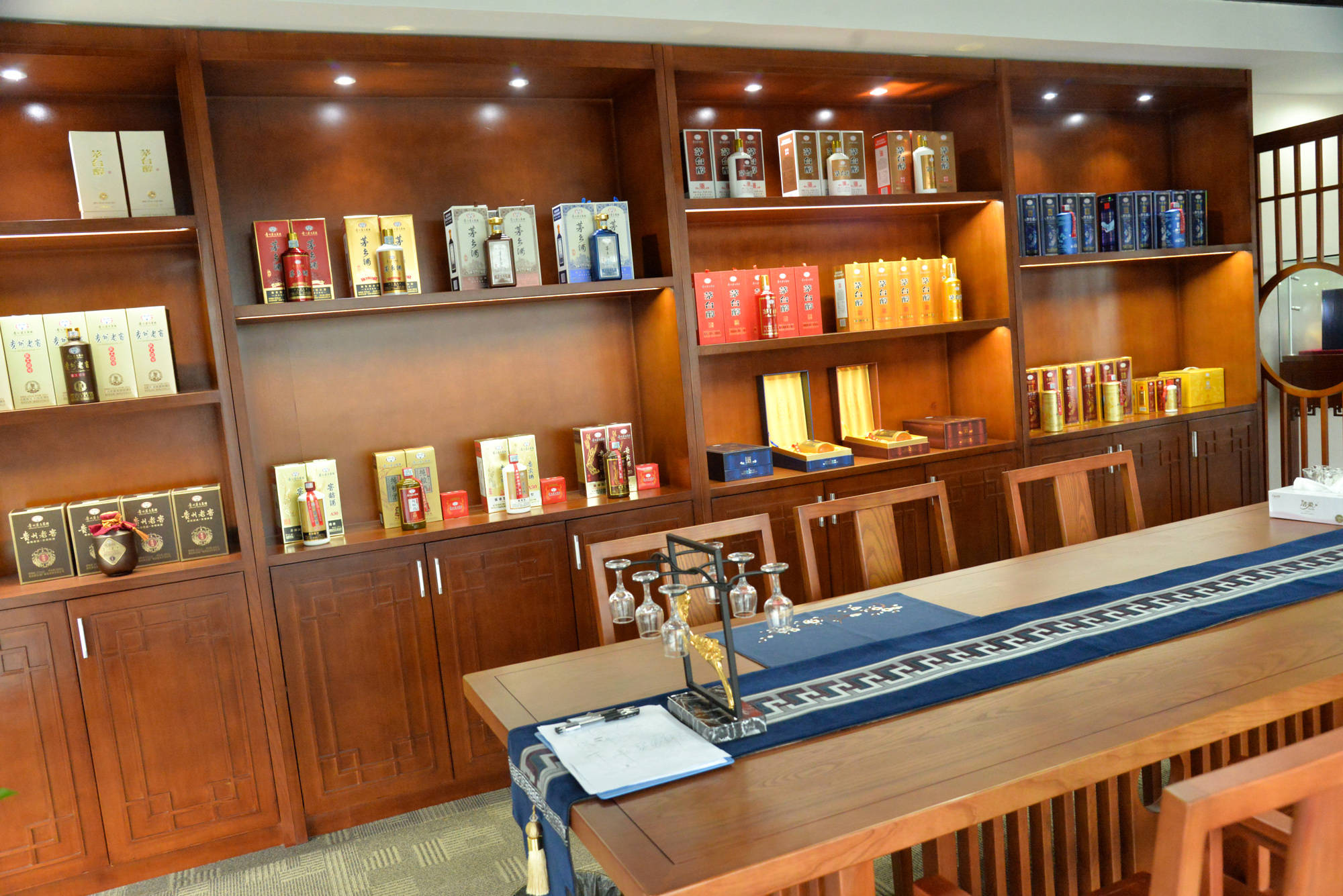 酒柜新款上市,小巷中的藏酒秘境等你来探秘!