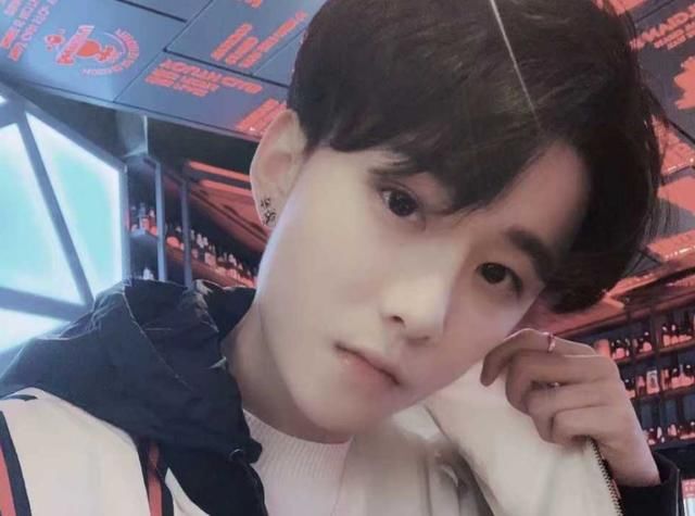 王乐乐最新写真,小巷深处的特色小店