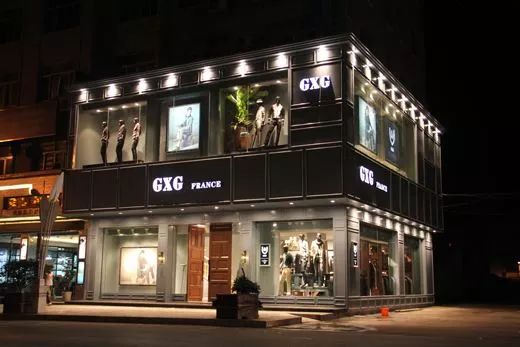 森马新款上市,小巷中的时尚宝藏,等你来探索!