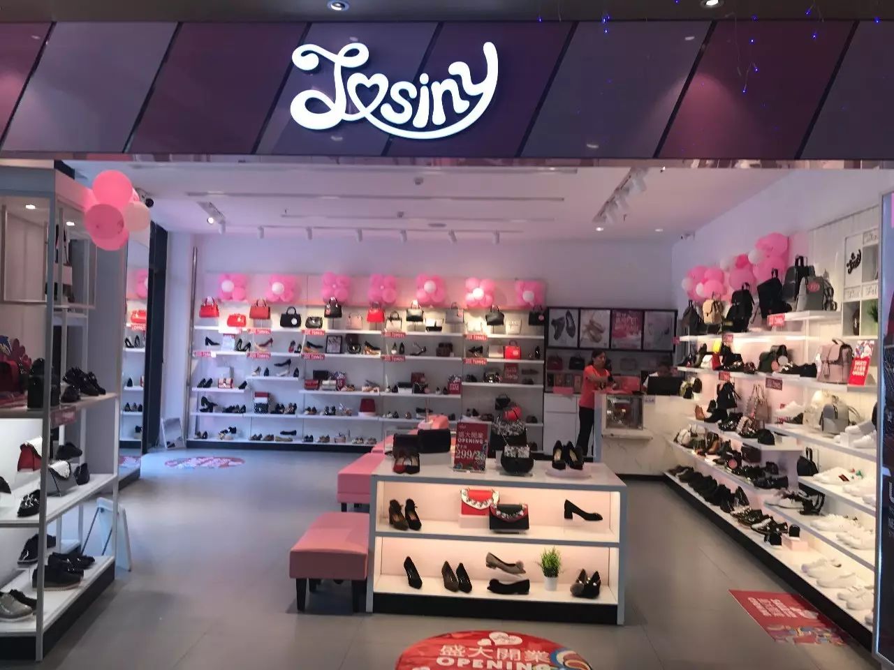 森马新款上市,小巷中的时尚宝藏,等你来探索!