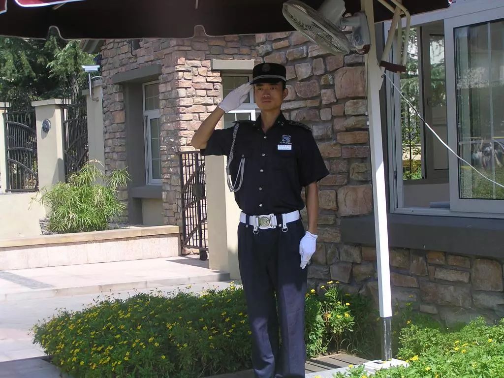 江都保安的日常故事,友情与机遇的温馨邂逅