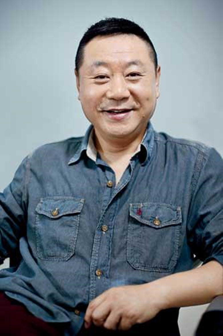 大陆男喜剧演员与小巷中的欢乐角落