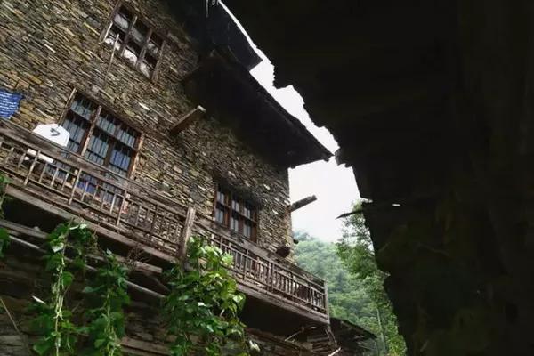 送衣服最新,小巷深处的时尚秘境