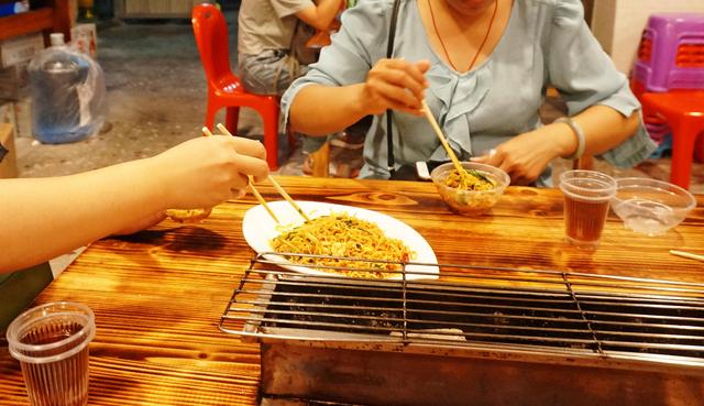 最新夫妻直播,小巷中的独特风味,带你探索隐藏的美食秘境!