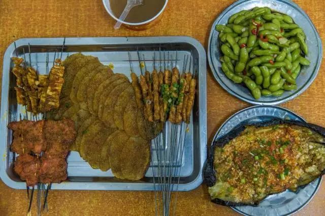 草帽肥肥最新,小巷中的美食秘境