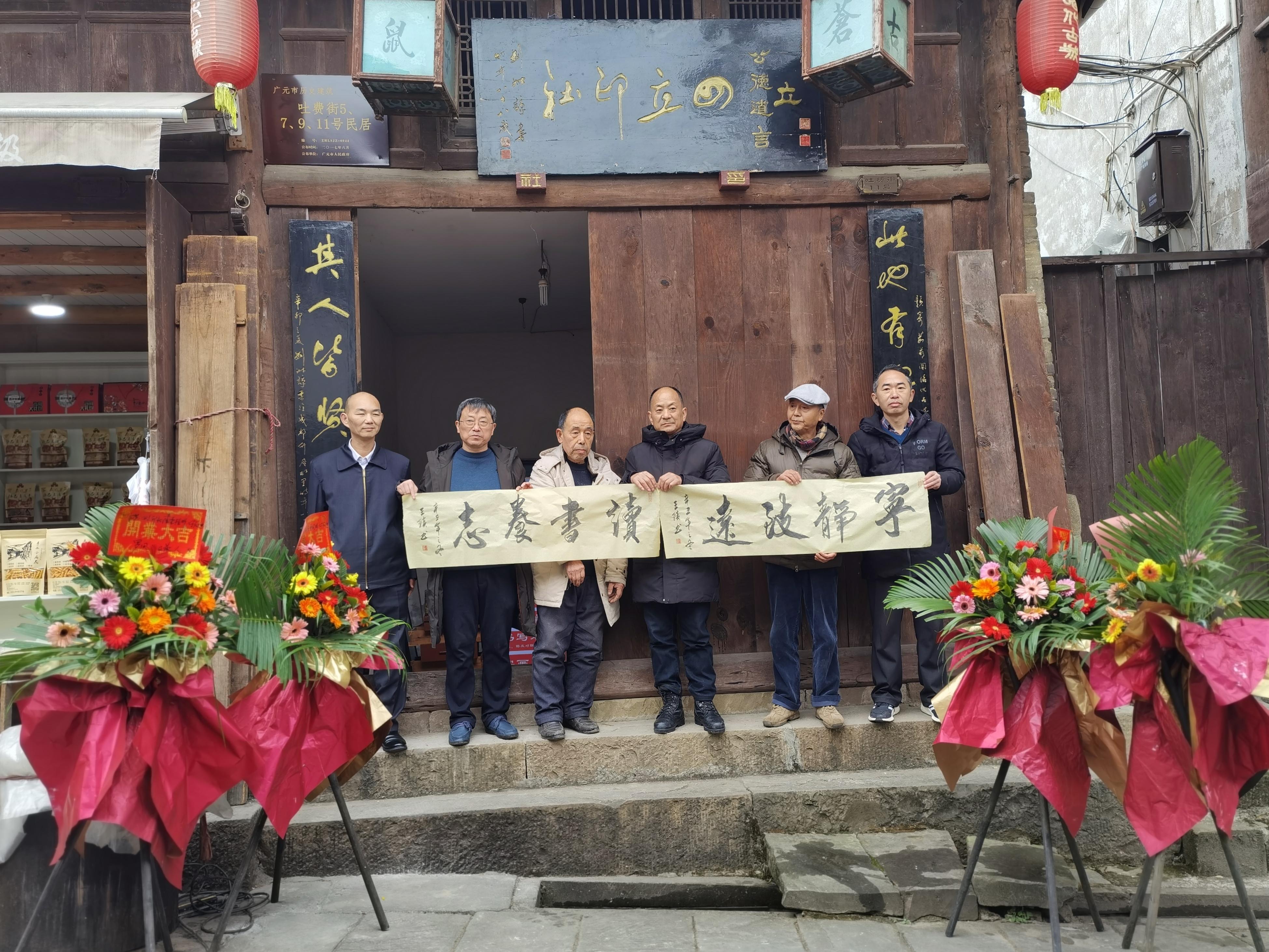 最新广元暴雨中的小巷奇遇,一家隐藏的色彩小店