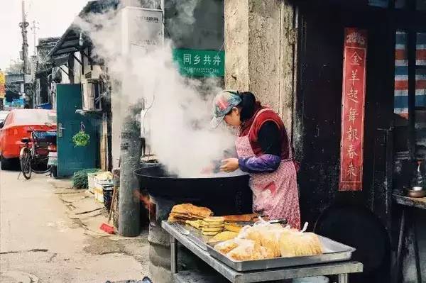 糊涂哥直播，探寻小巷中的独特风味